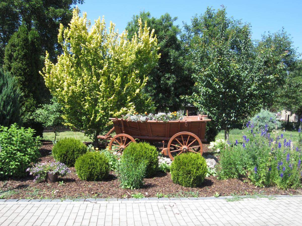 Ferienwohnung Im Schlossgarten Herbsleben Exterior foto